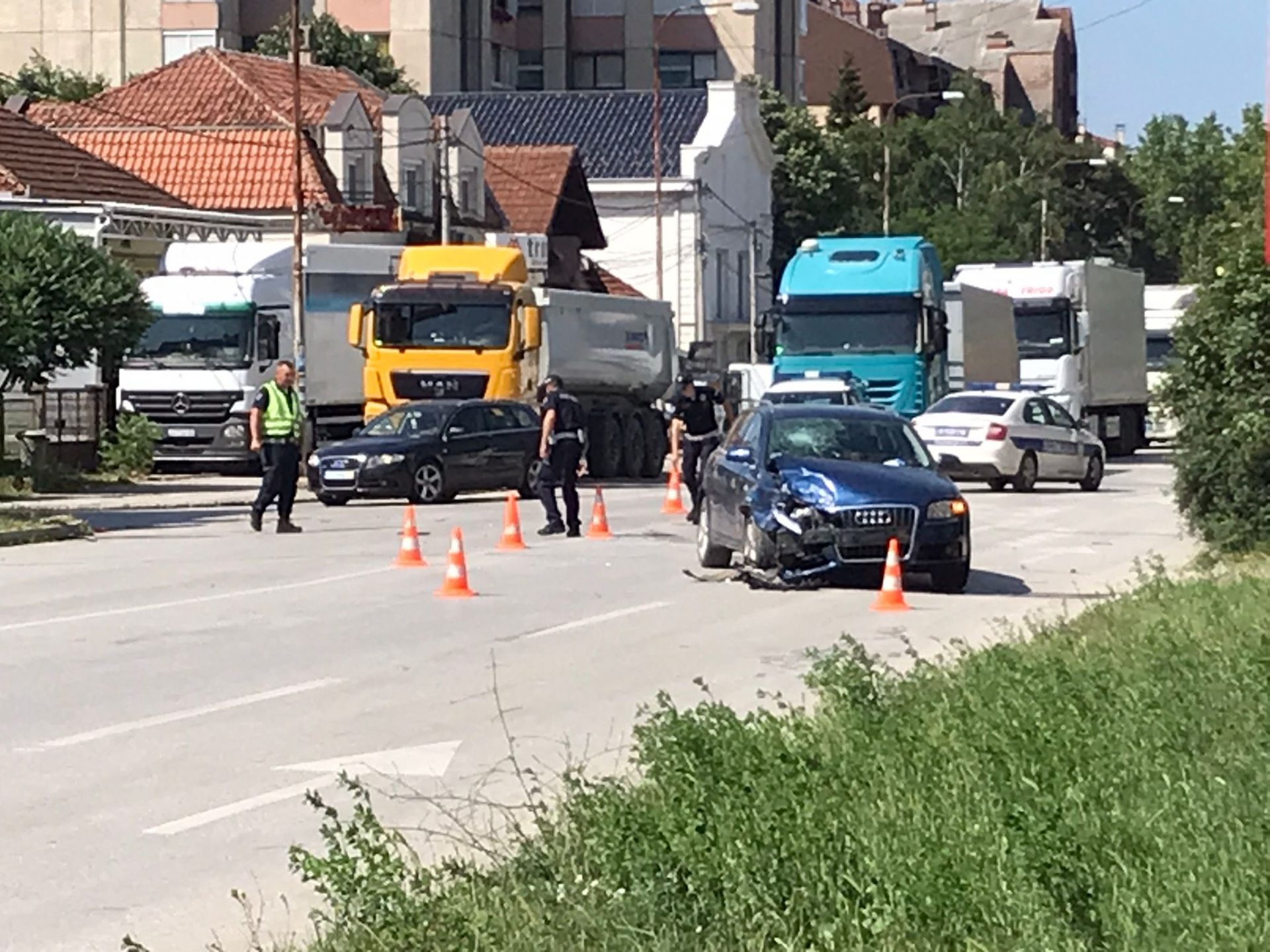 Од долине удеса БМВ завршио ван коловоза: Тежак удес у једној од најпрометнијих чачанских улица, возач аута затражио лекарску помоћ/ Фото: РИНА
