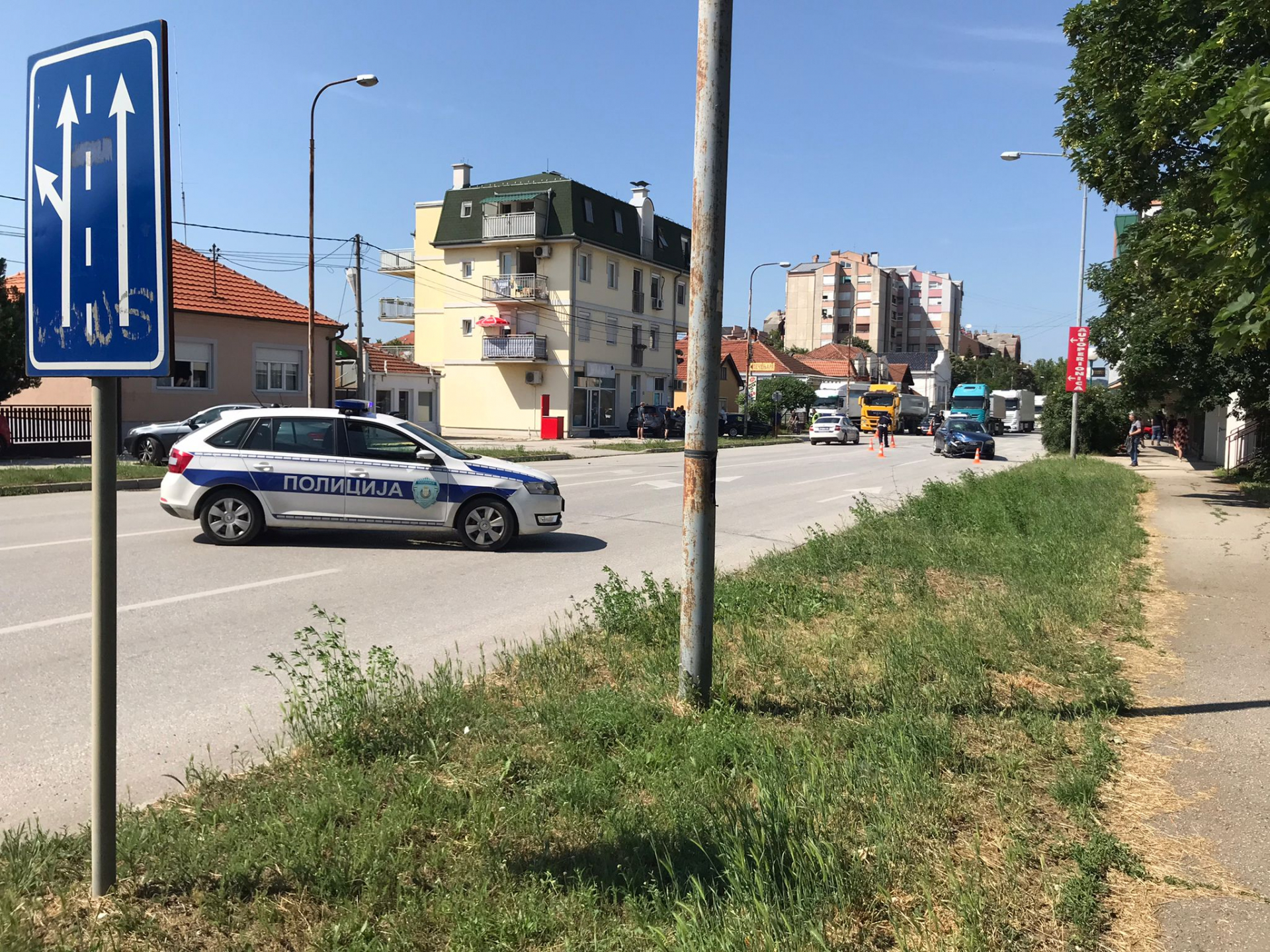 Од долине удеса БМВ завршио ван коловоза: Тежак удес у једној од најпрометнијих чачанских улица, возач аута затражио лекарску помоћ/ Фото: РИНА