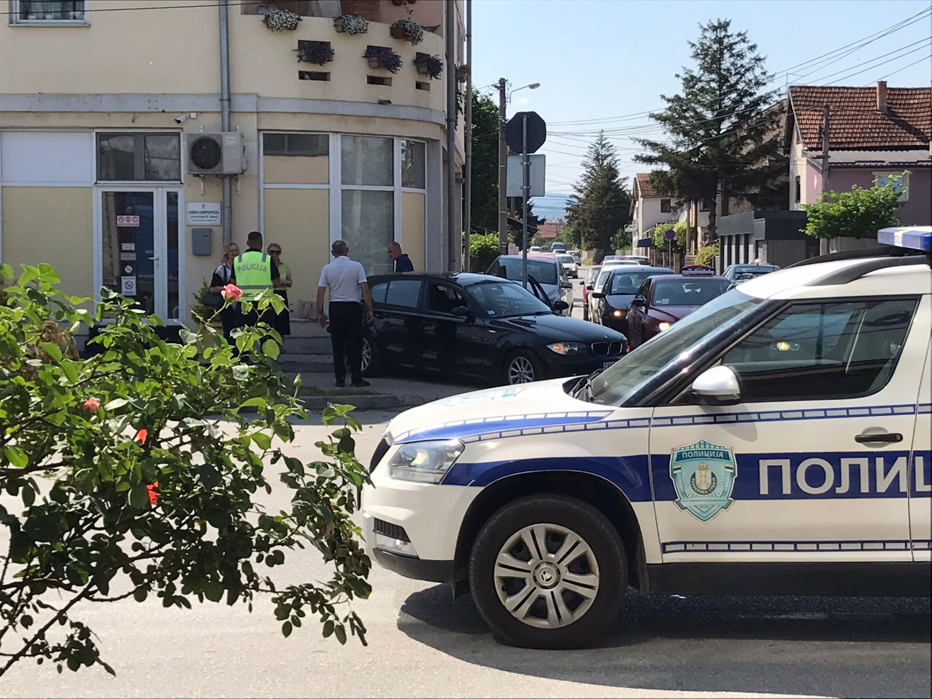 Од силине удара БМВ завршио ван коловоза: Тежак удес у једној од најпрометнијих чачанских улица, возач аута затражио лекарску помоћ (ФОТО)