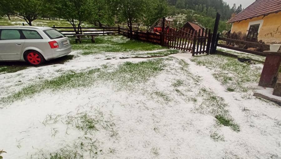 Јако олујно невреме сада погодило село Заовине, ливаде обелеле као да је јануар: Интензиван град падао око 40 минута, велика штета причињена на поврћу и воћу (ФОТО)