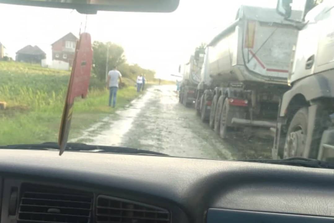 Два аутобуса пуна ђака остала заглављена у километарској колони: Саобраћај у селу Јунковац у прекиду због ишчупаног дрвећа које стоји на коловозу, родитељи пешке дошли по децу