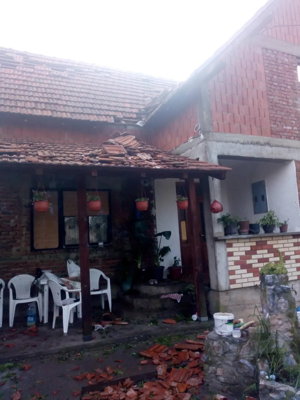 Апокалиптичне слике стижу из Тополе, незапамћена олуја оборила крст на цркви и уништила куће, фото: РИНА