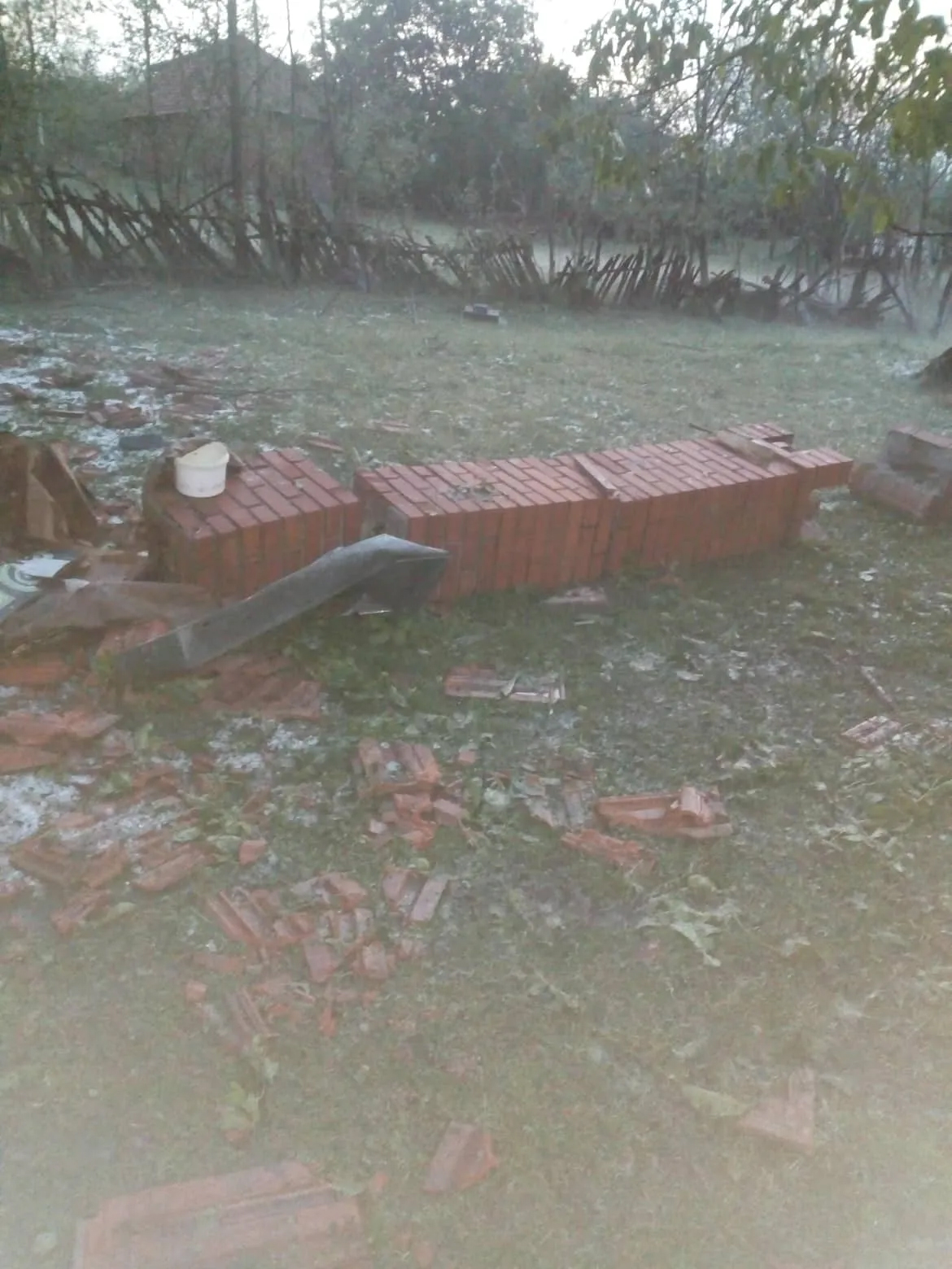 Апокалиптичне слике стижу из Тополе, незапамћена олуја оборила крст на цркви и уништила куће, фото: РИНА