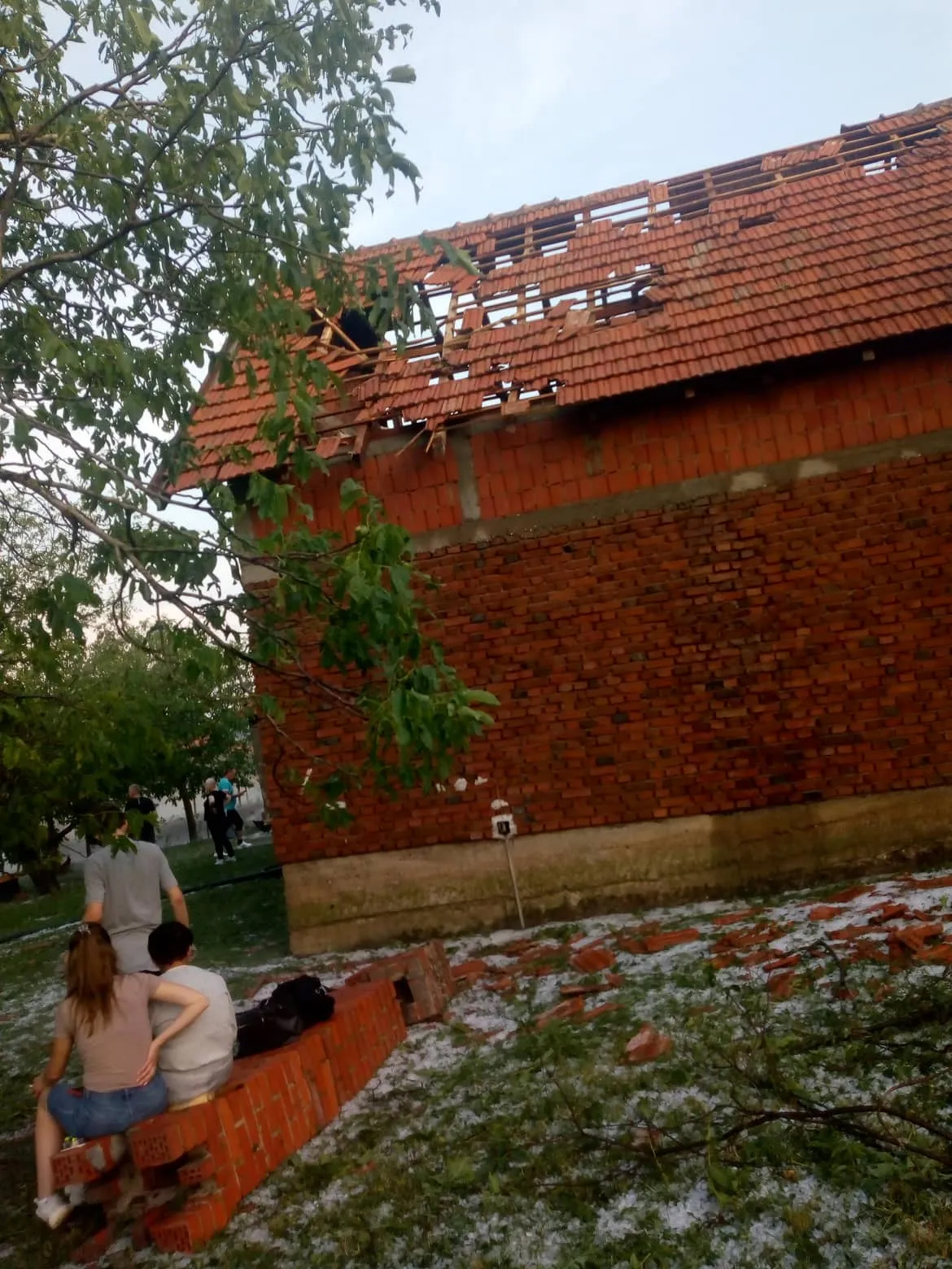 Апокалиптичне слике стижу из Тополе, незапамћена олуја оборила крст на цркви и уништила куће, фото: РИНА