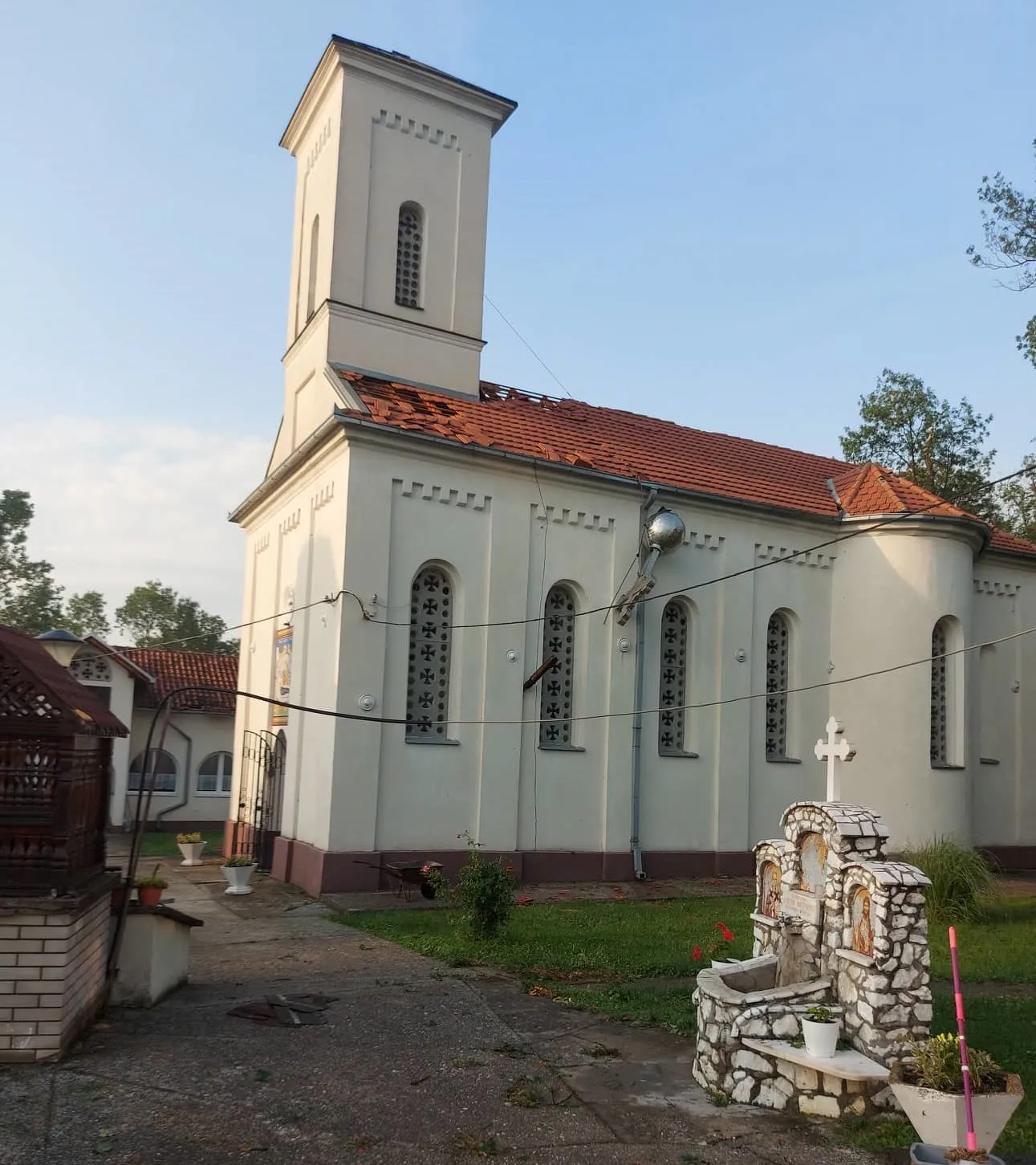 Апокалиптичне слике стижу из Тополе, незапамћена олуја оборила крст на цркви и уништила куће, фото: РИНА