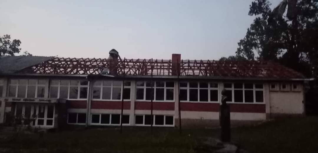 Апокалиптичне слике стижу из Тополе, незапамћена олуја оборила крст на цркви и уништила куће, фото: РИНА