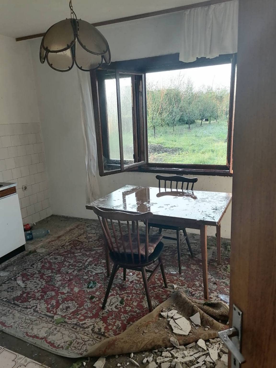 Апокалиптичне слике стижу из Тополе, незапамћена олуја оборила крст на цркви и уништила куће, фото: РИНА
