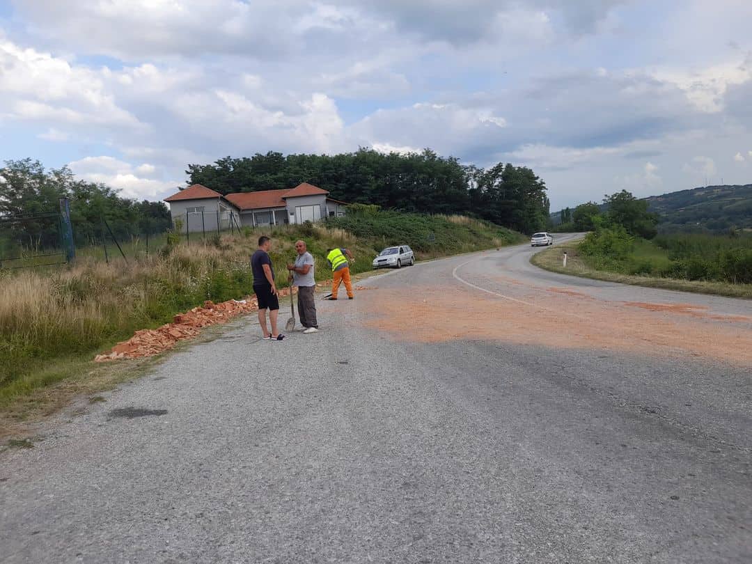 Грађевиски материјал расут на све стране, спречена трагедија у близини Тополе: Возачу камиона са приколице на коловоз испала велика количина блокова, он насатвио даље није се ни зауставио (ФОТО)