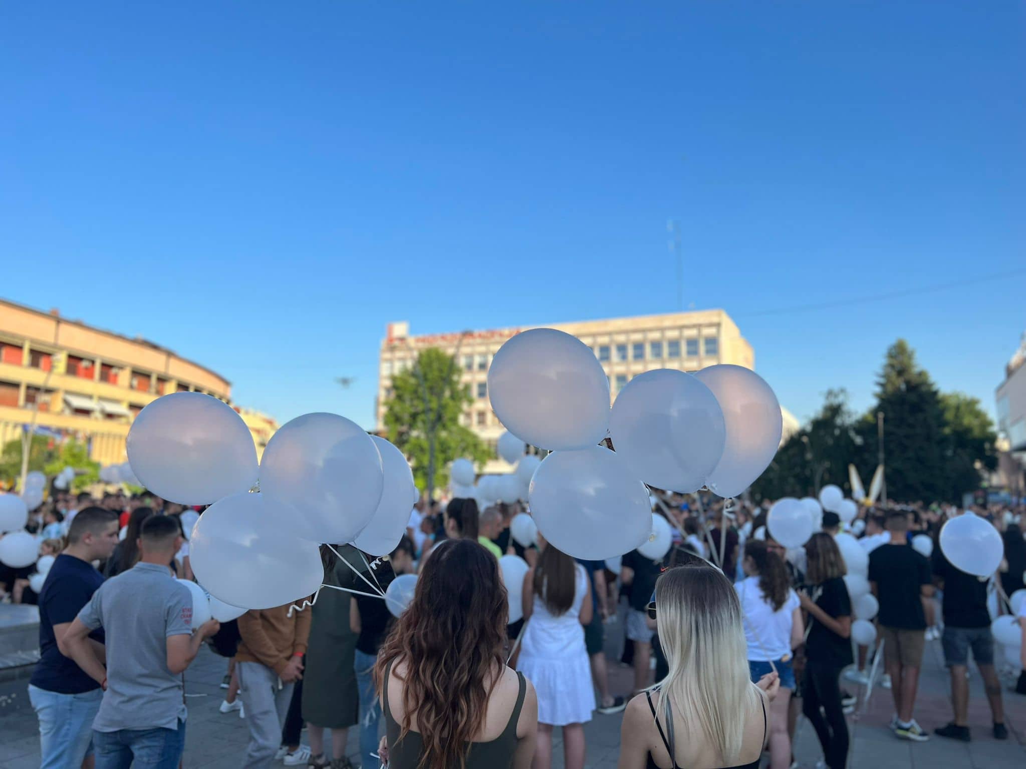 Бели балони полетели у небо у знак сећања на Огњена, Ивана, Луку и Николу, фото: РИНА