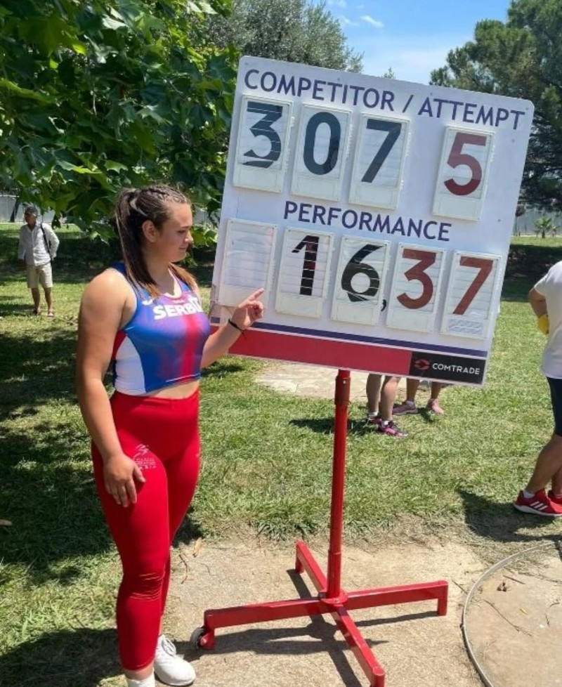 Бере малине и балира сено, али и ређа сјајне спортске резултате: Анђела (17) из села Дружетић на Сувобору првакиња Србије у бацању кугле, сада се спрема да освоји Европу (ФОТО)