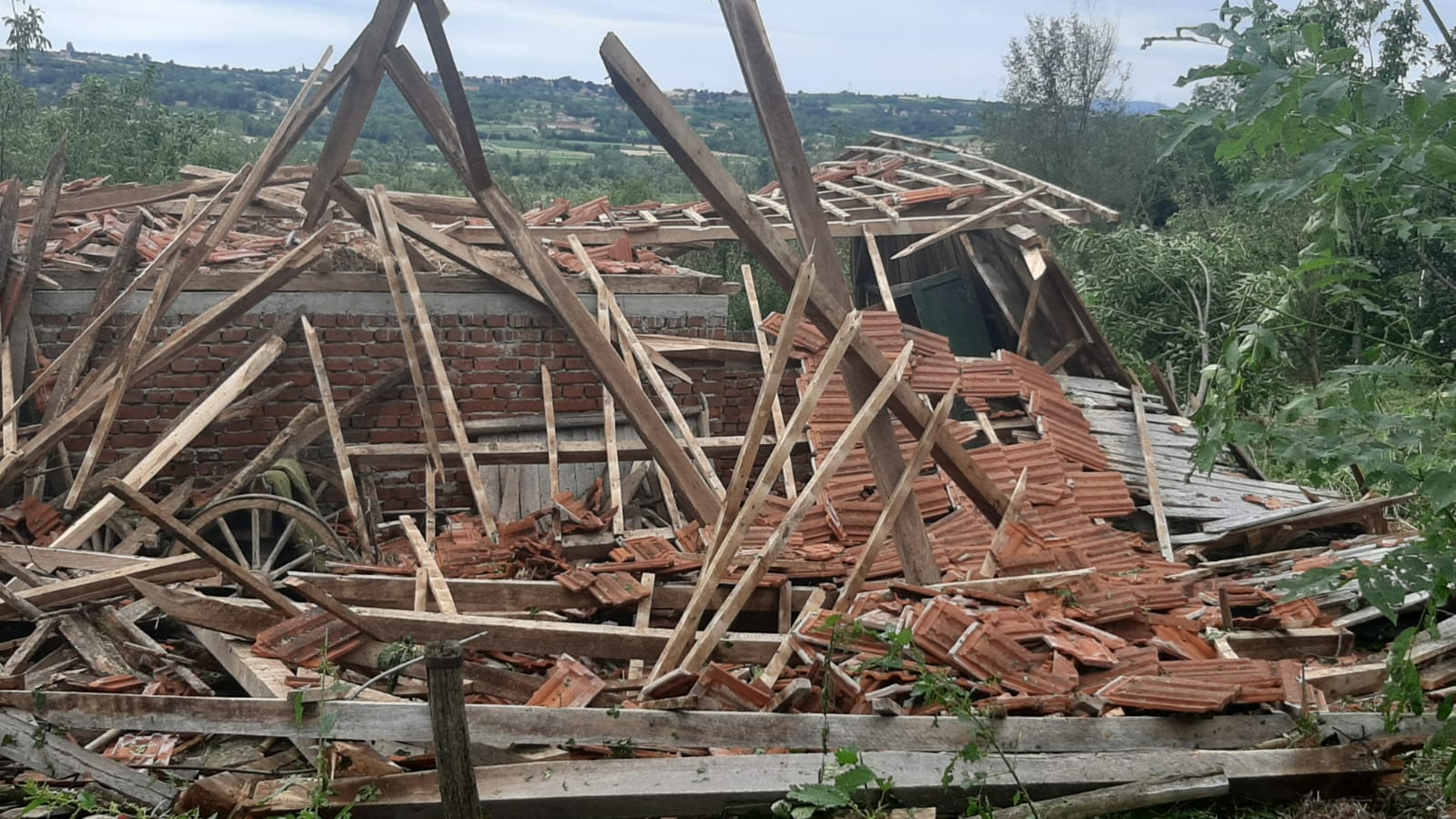 Разорно невреме оставило пустош у селима око Тополе: Још увек траје ванредна ситуација, а мештани и даље покушавају да се опораве од временске катастрофе