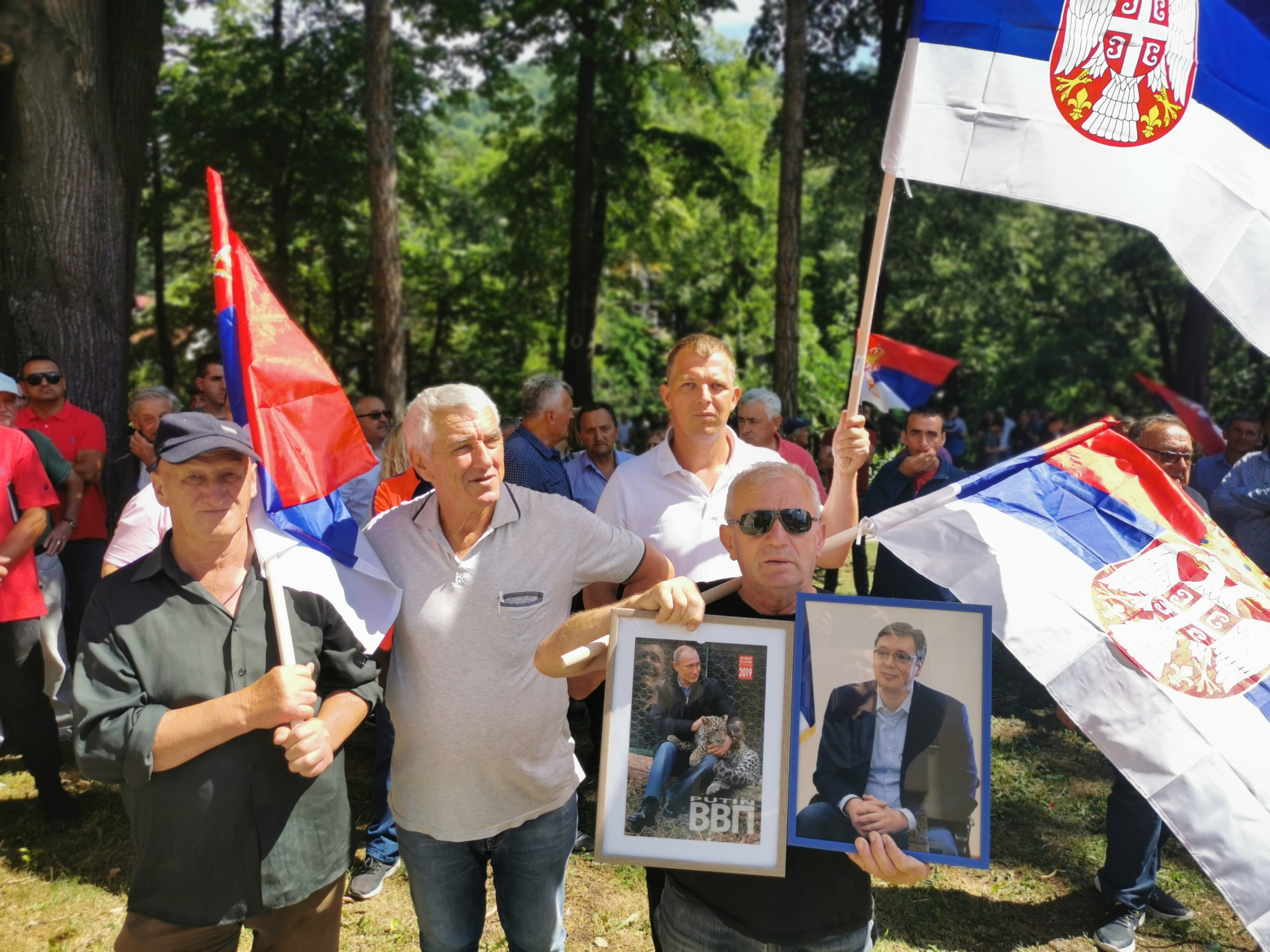 Ацо Србине, неколико стотина грађана скандирало Вучићу у центру Ивањице: Најављена историјска улагања у ову општину и реконструкција локалних путева (ФОТО)