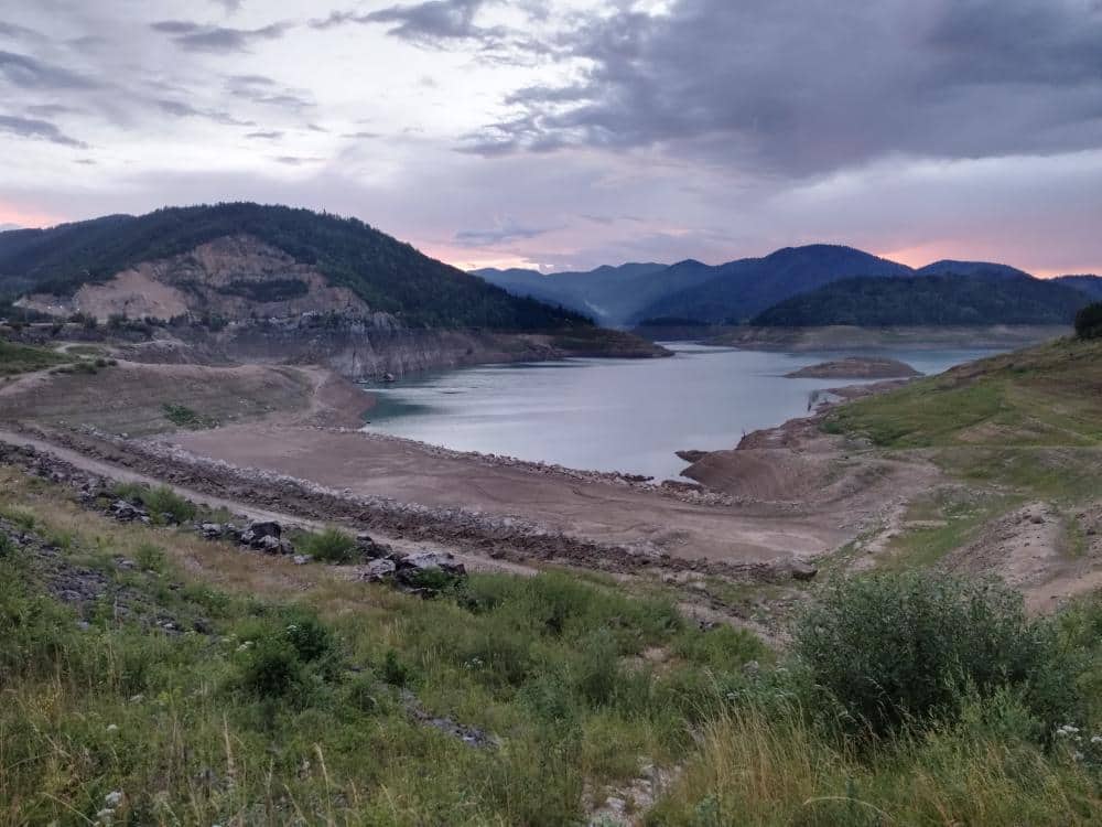 Од велике водене површине остала је само мрља, језеро Заовине из дана у дан све празније: Низак водостај код мештана буди стрепњу, плаше се покретања клизишта (ФОТО)
