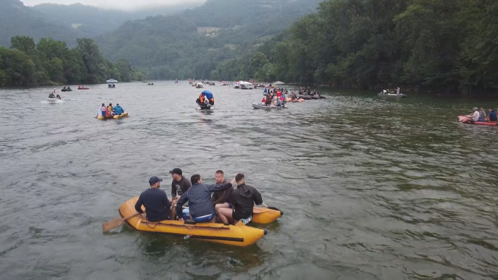 Ни киша им није прекинула журку, обукли кабанице и запловили најлепшом српском реком: Низ реку кренуло све што није бушно/ Фото: РИНА