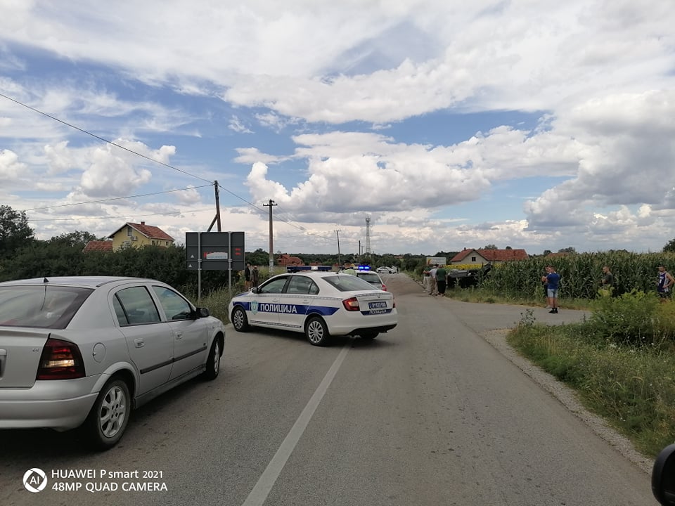 Прве слике са места стравичне несреће у Тополи: Двојица младића настрадала на лицу места, трећи са тешким повредама пребачен у болницу (ФОТО)