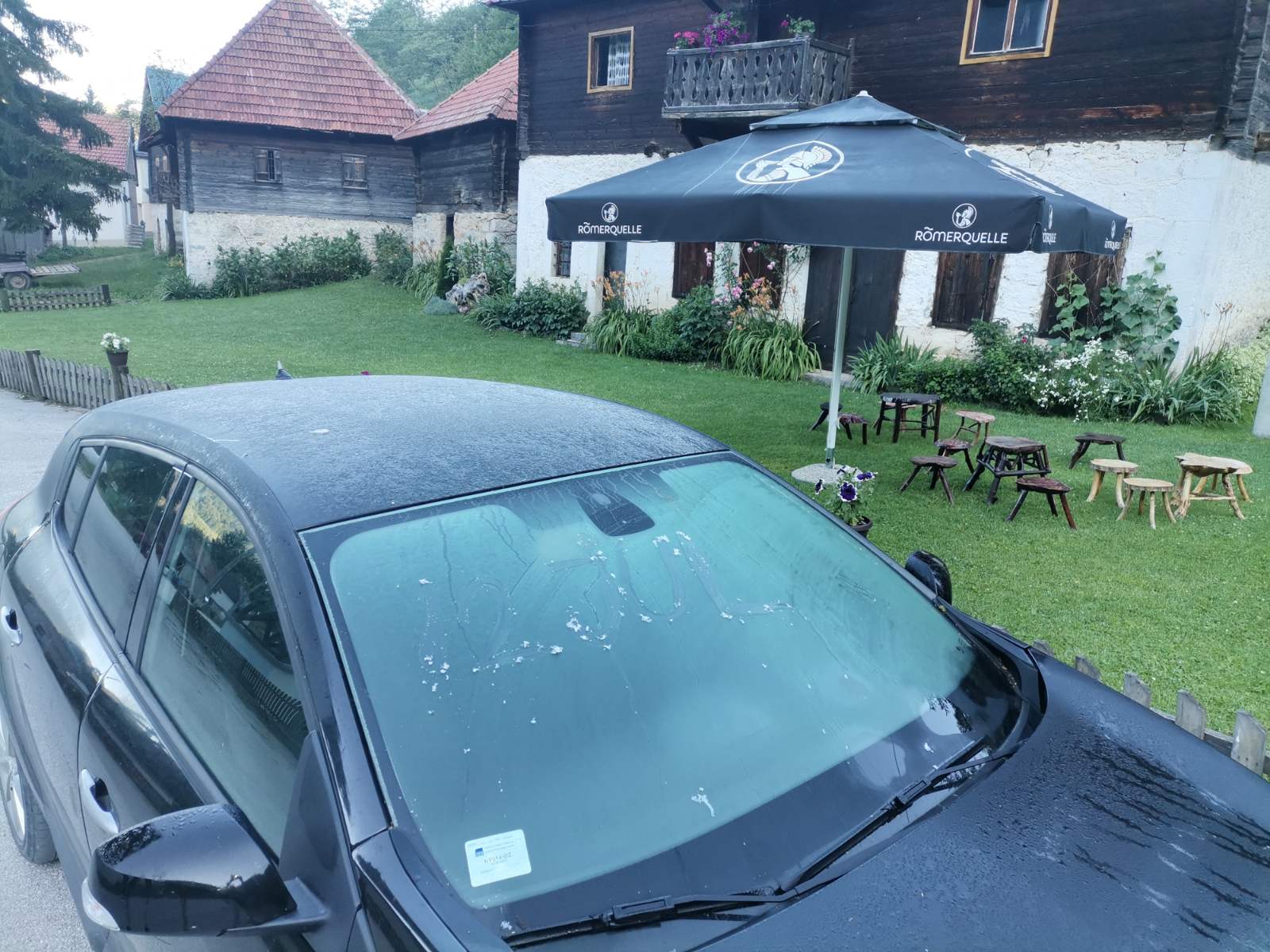 Незапамећно јутро освануло у селу Штитково на падинама Муртенице: На Петровдан усред лета измерена температура минус три, обелела дворишта од слане и мраза (ФОТО)