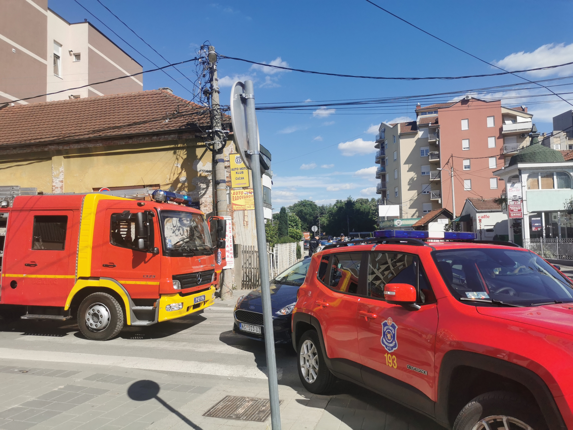 Ватрогасци и полиција на терену евакуише грађане, Фото: РИНА