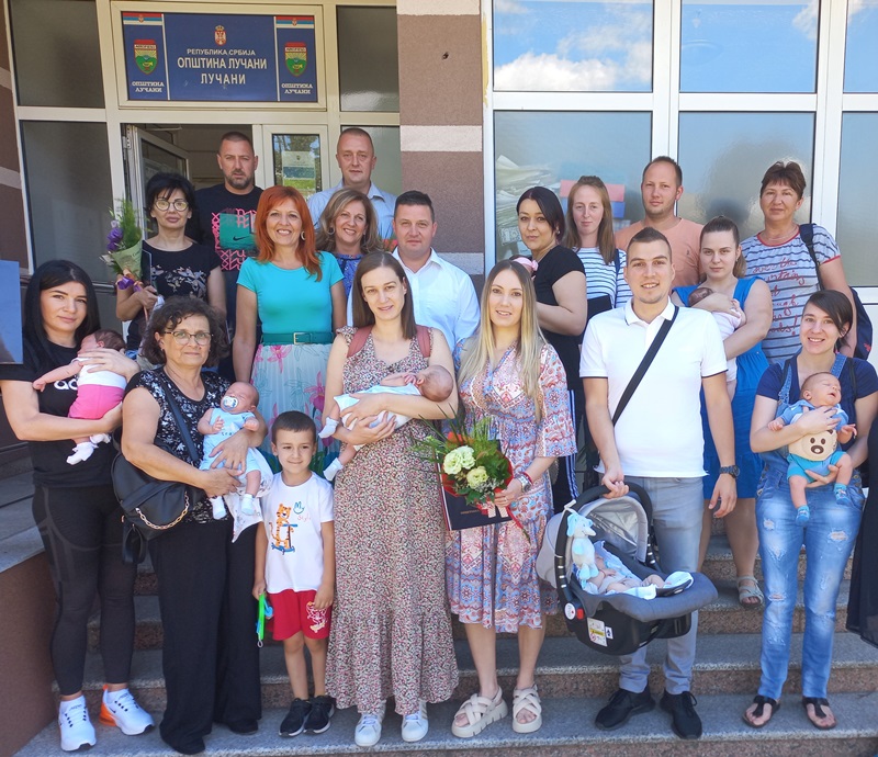 Најлепша слика данас стиже из Драгачева, заједно у борбу против беле куге: На територији Лучана сваке године се роди око 150 беба, општина новчано подстиче брачне парове да имају што више деце (ФОТО) 