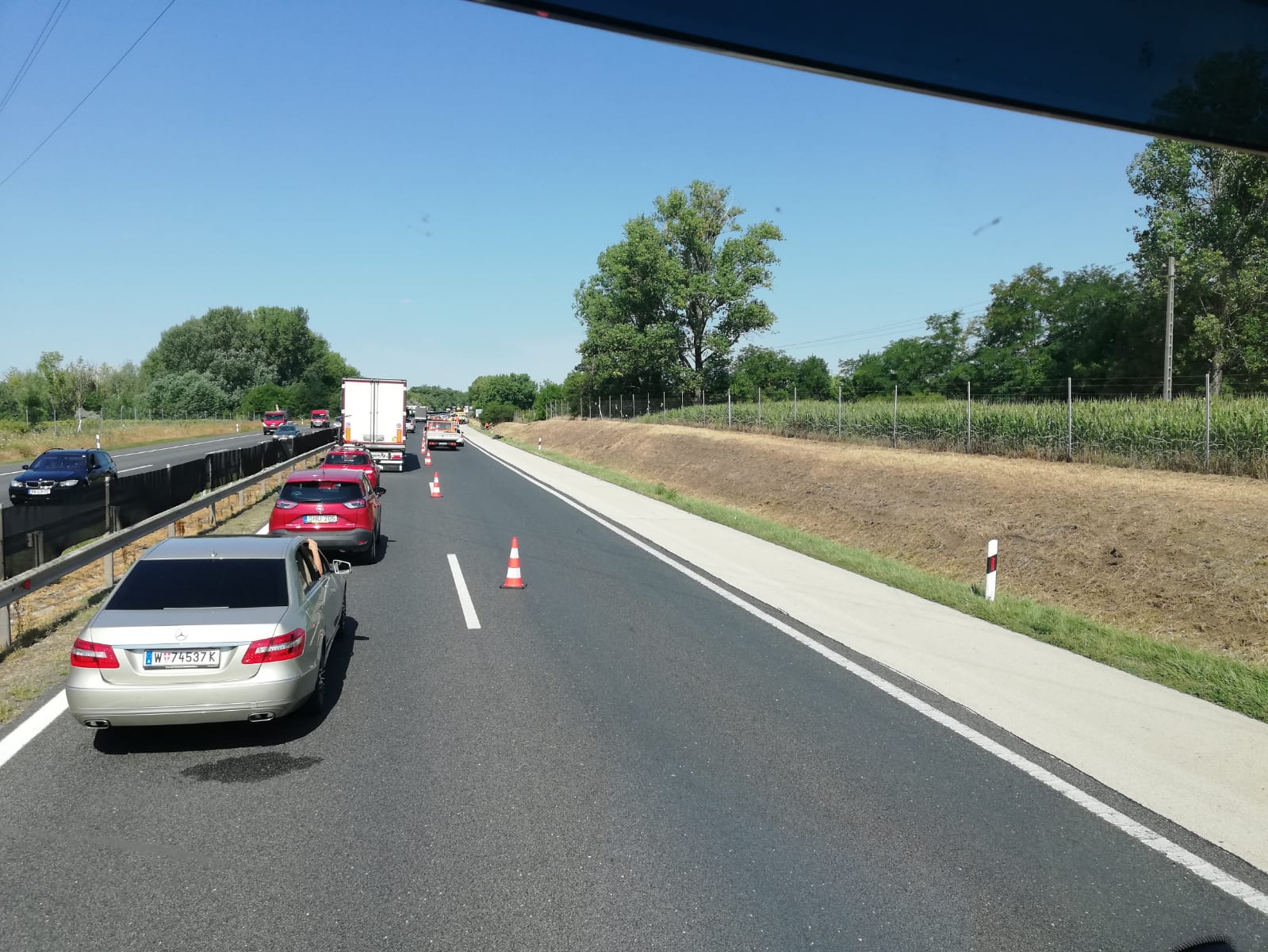 Породично путовање претворило им се у праву агонију: Упутили се у Аустрију па упали у колапс, саобраћајна незгода заробила српске туристе на путу за Беч/ Фото: РИНА