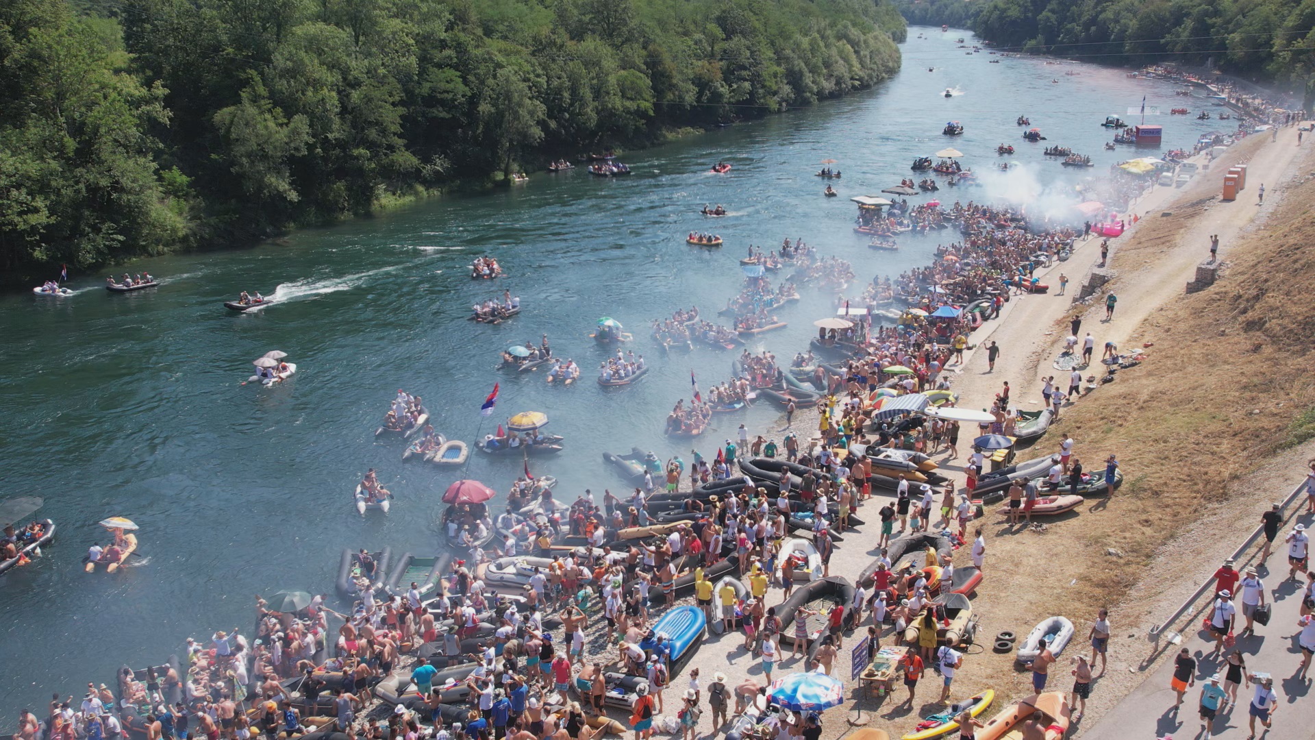 Преко 2.000 чамаца и 20.000 људи запловило реком Дрином на чувеној регати, фото: РИНА