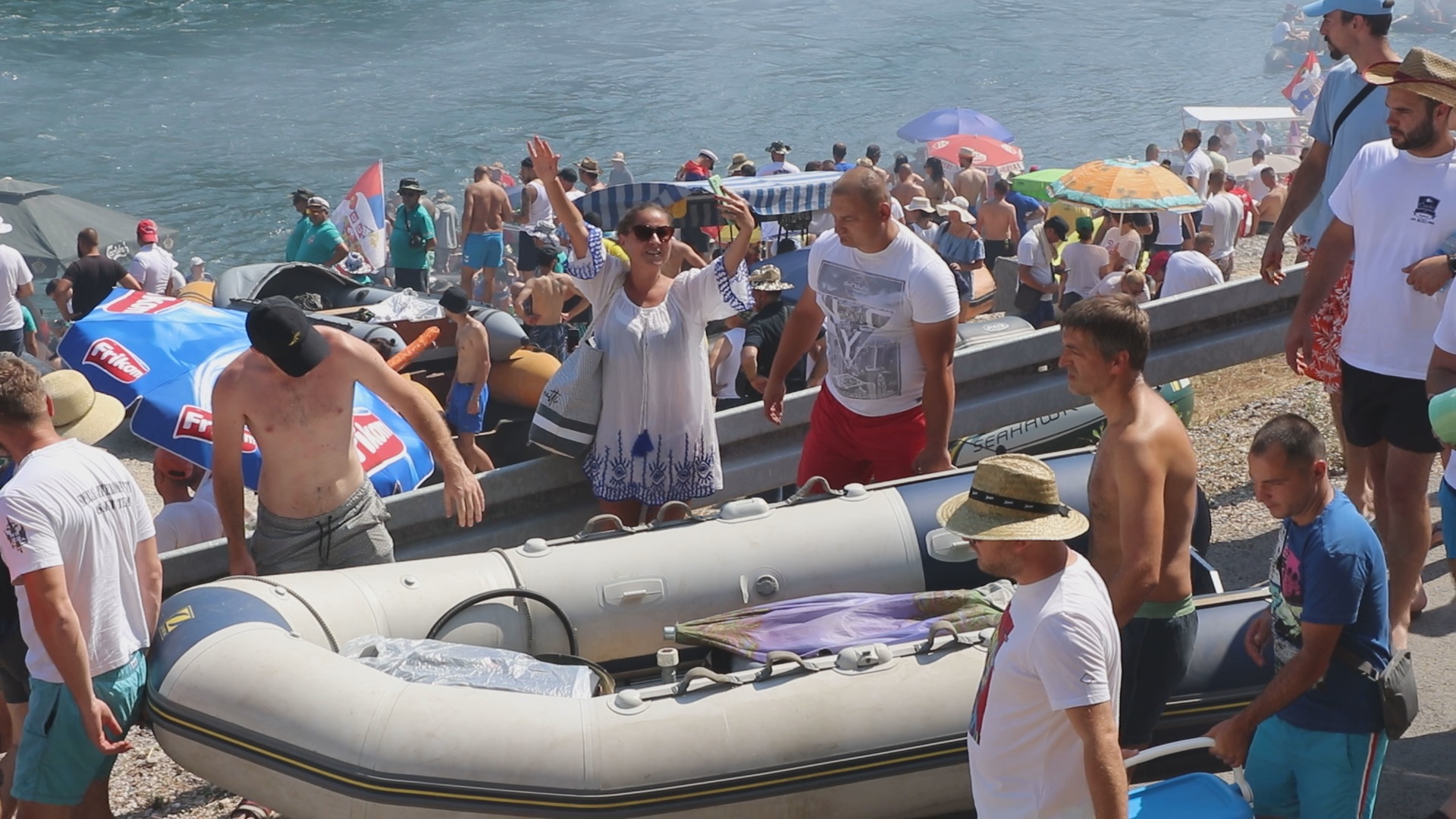 Преко 2.000 чамаца и 20.000 људи запловило реком Дрином на чувеној регати, фото: РИНА