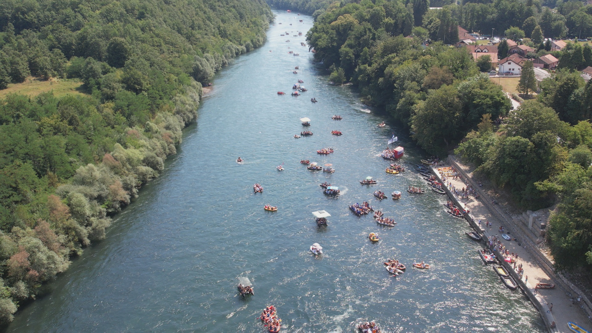 Преко 2.000 чамаца и 20.000 људи запловило реком Дрином на чувеној регати, фото: РИНА