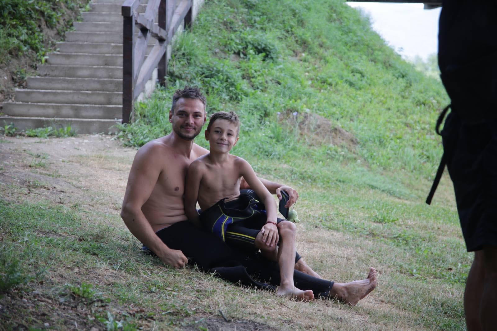 Има само осам година и свима показао како се воли Србија: Храбри Вукашин заронио у ледену Дрину, реку на којој одраста чистио од гомиле смећа (ФОТО)