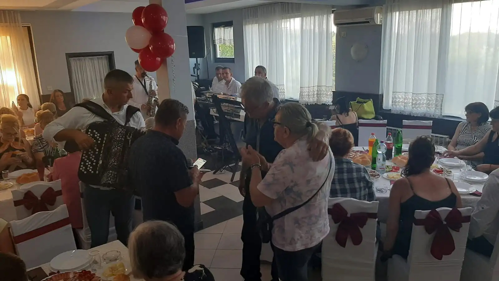 Направили прославу пунолества свом сину за памћење, а сав новац који су добили донираће у хуманитарне сврхе, фото: РИНА