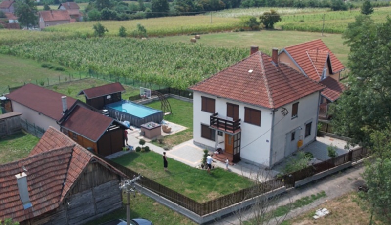 Најбоља одлука коју смо донели за себе и своју децу: Чворовићи напустили Београд и доселили се у село поред Чачка, стрес и тензију метрополе заменили цвркутом птица у Мршинцима (ФОТО)
