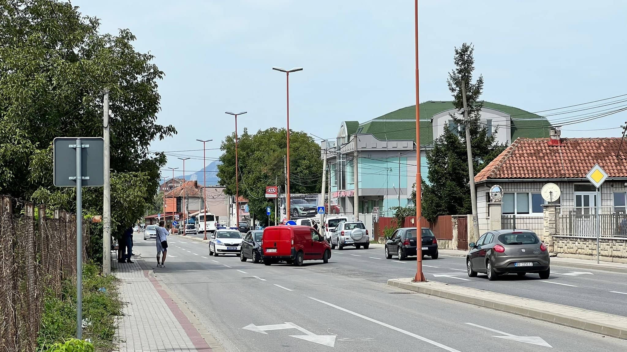 Ударац је био силовит, одмах смо излетели напоље: Саобраћајна незгода на једном од најпрометнијих чачанских булевара, возач "голфа" закуцао се у пикап (ФОТО)