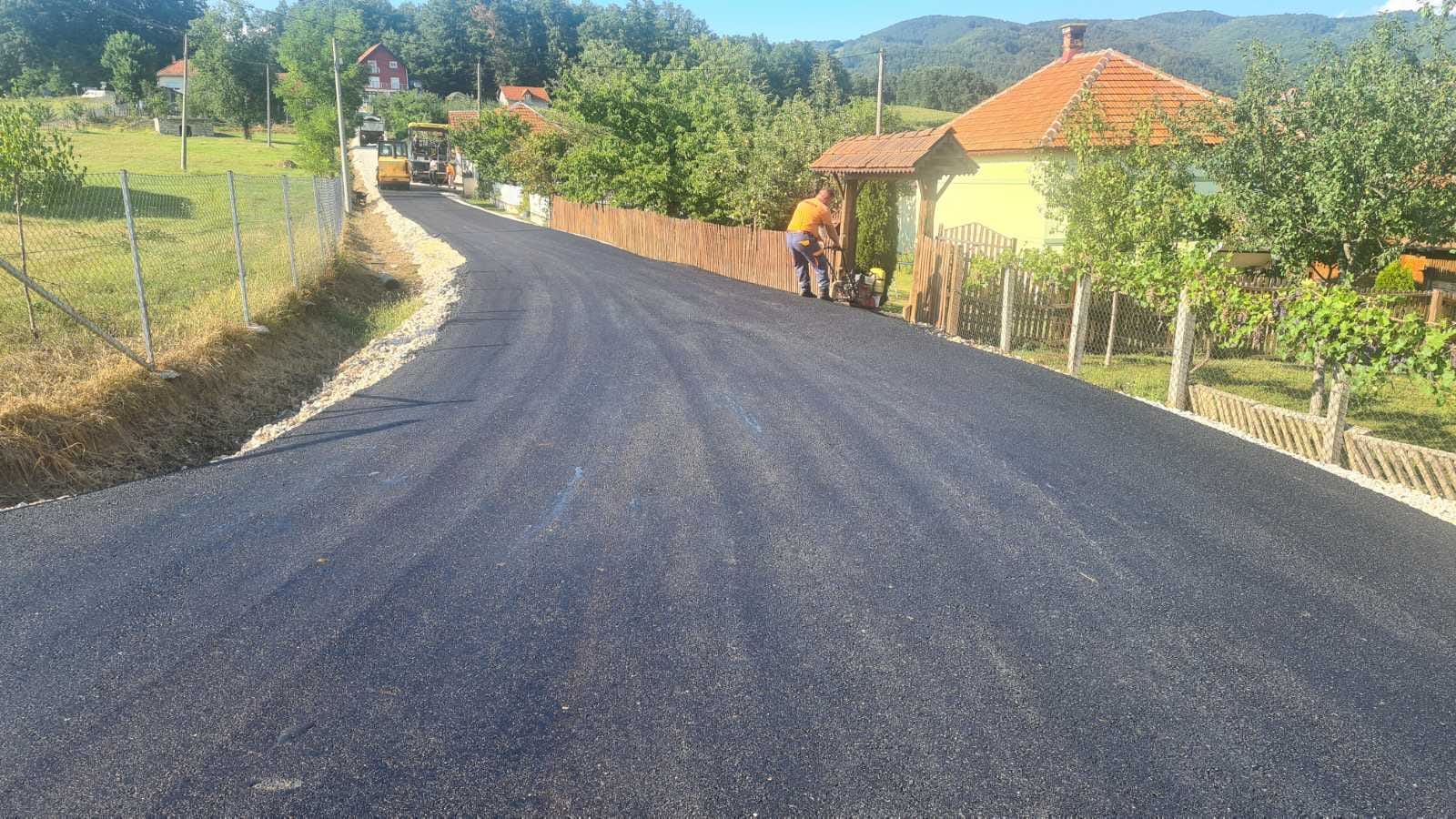 Можда неком километар асфалта не значи много, али нама је све: Мештани драгачевског засеока Царевићи остају на својој дедовини, нови пут до њихових кућа донео радост у домове (ФОТО)
