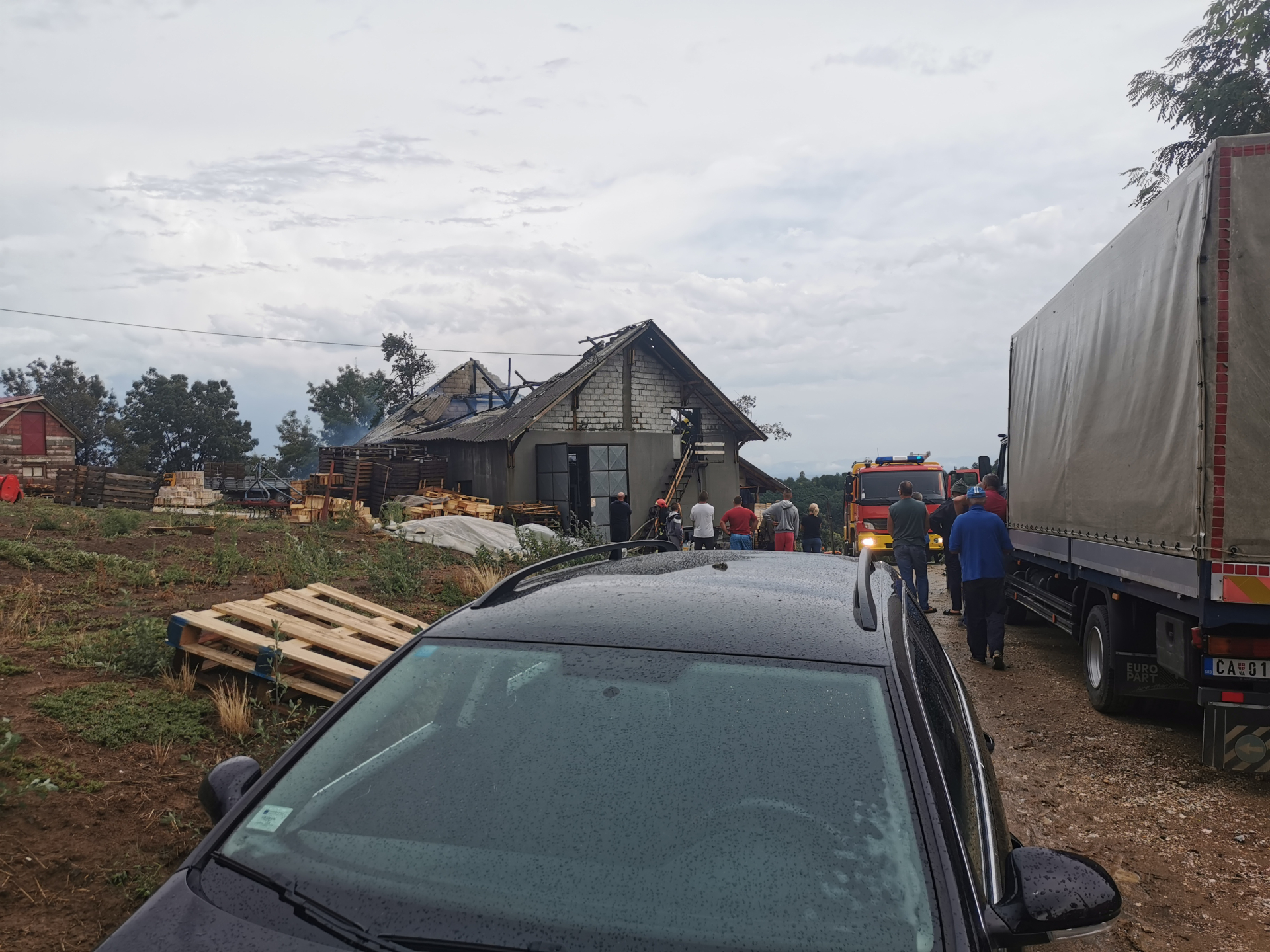Хвала Богу није се проширило на остале објекте, пламен је био висок преко пет метара: Пожар у Трнави код Чачка прогутао кровну конструкцију, ватрогасци брзо деловали (ФОТО)