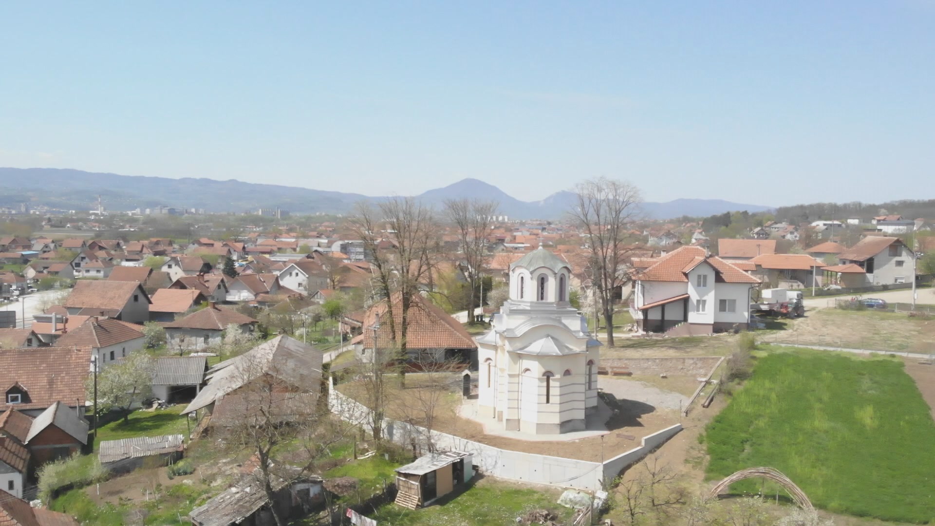 Лопов хтео да изнесе новац и вредне реликвије из цркве, пајсером разбијао прозор а затим га и каменовао: Сраман покушај крађе из божијег храма у Коњевићима код Чачка