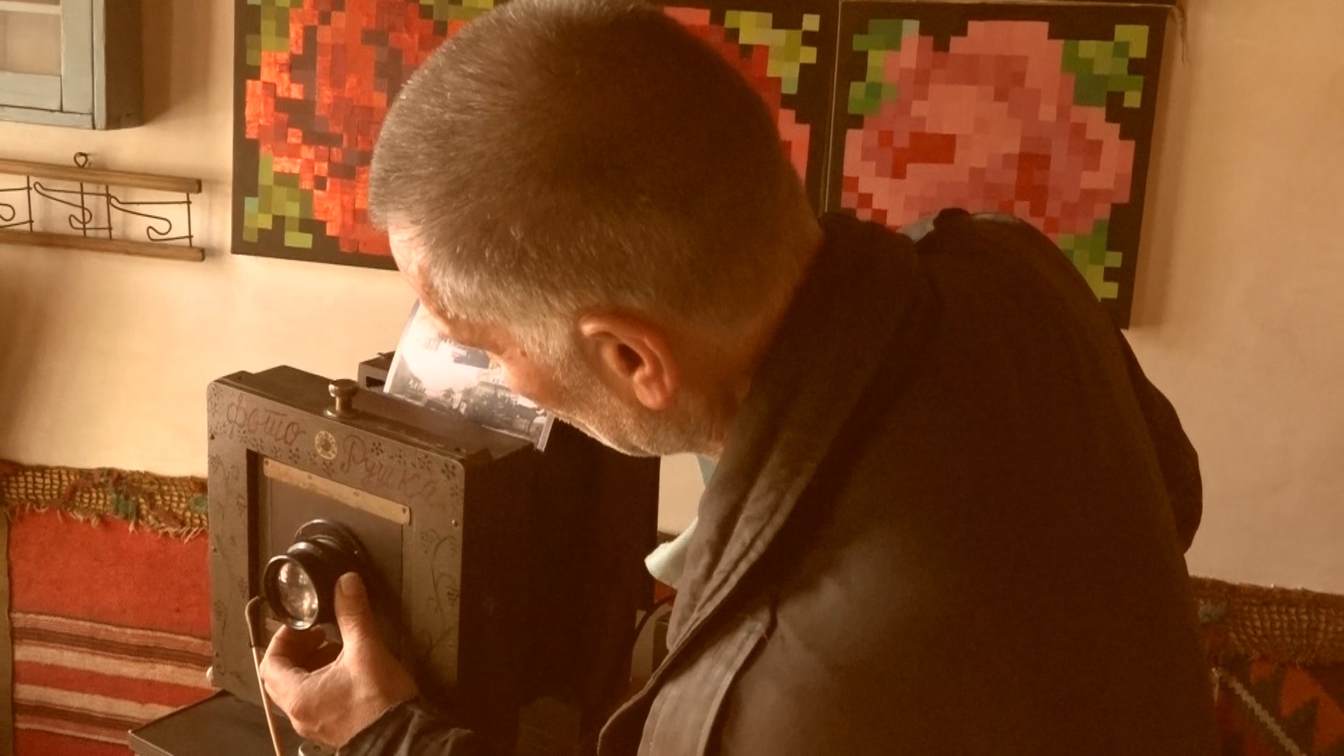 Ово је право чудо технике, фотоапарат стар 100 година и данас ради као швајцарски сат: Налази се у најстаријој кафани у Драгачеву и чува ратне тајне партизанских одреда/ Фото: РИНА