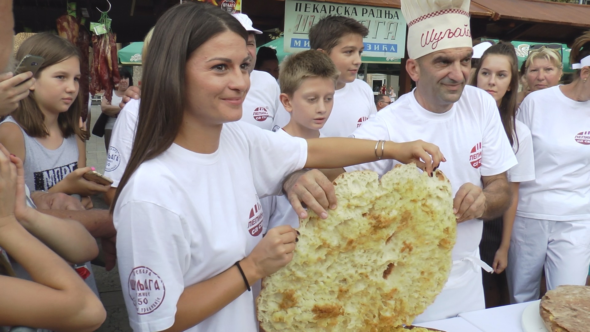 Џиновска комлет лепиња од јаја, кајмака и претопа: Ужички пекари направили чувени српски специјалитет за Гиниса, све се појело брзином светлости (ФОТО)