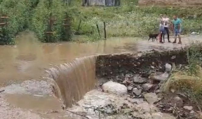 На стотине мештана потпуно одсечено од света, катастрофа у селима подно Голије: Невреме уништило скоро све прилазне путеве до кућа, не може се проћи ни теренским возилом (ФОТО)(ВИДЕО)