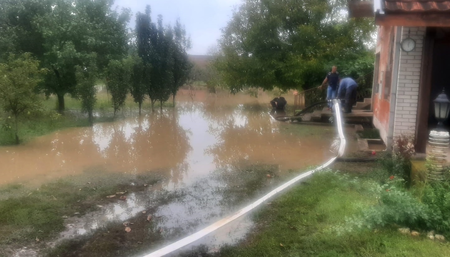 Потопљено село Катрга код Чачка, излиле се Бресничка река и Жутаја, фото: РИНА