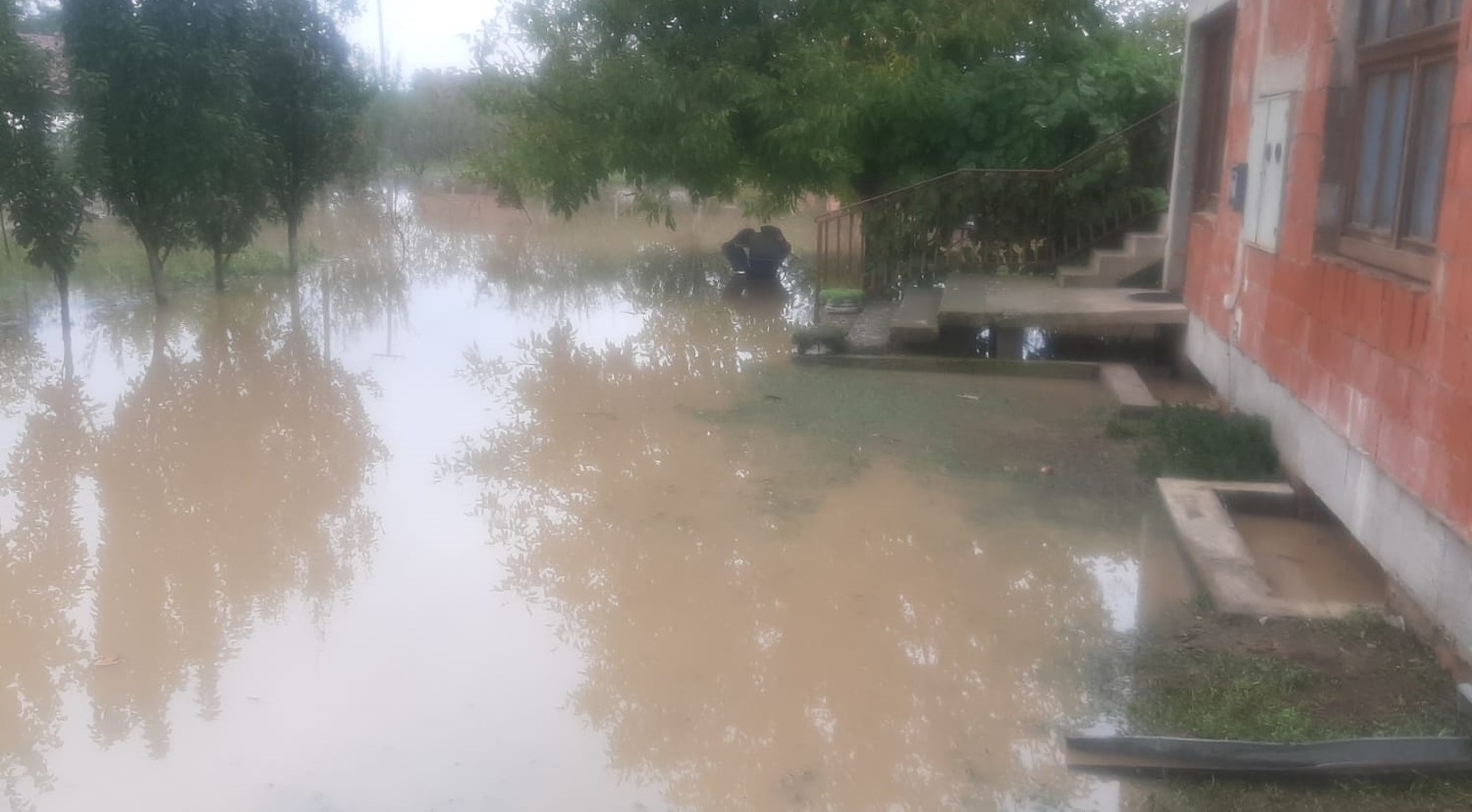 Потопљено село Катрга код Чачка, излиле се Бресничка река и Жутаја: Вода ушла у подруме кућа, потоп на њивима и путевима а 1.000 кућа остало без струје (ФОТО)