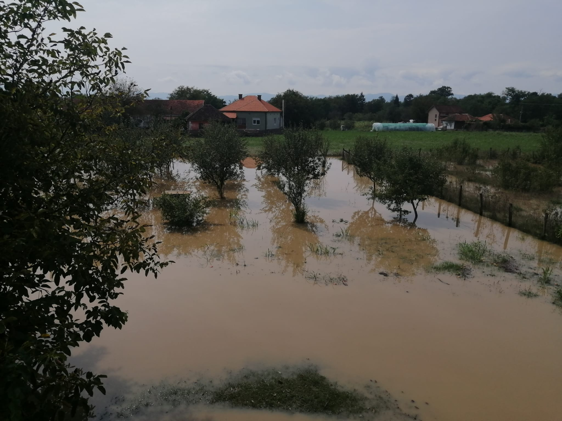 Апокалиптични снимци из села Катрга код Чачка, све је у једном тренутку било под водом: Чачак увео дежурство 24 часа, опасност од падавина и даље траје, мештани страхују од нових поплава/ Фото: РИНА
