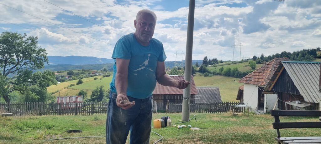 Милован из села Бабине већ деценијама узгаја стрна жита за којима влада огромна потражња, фото: РИНА