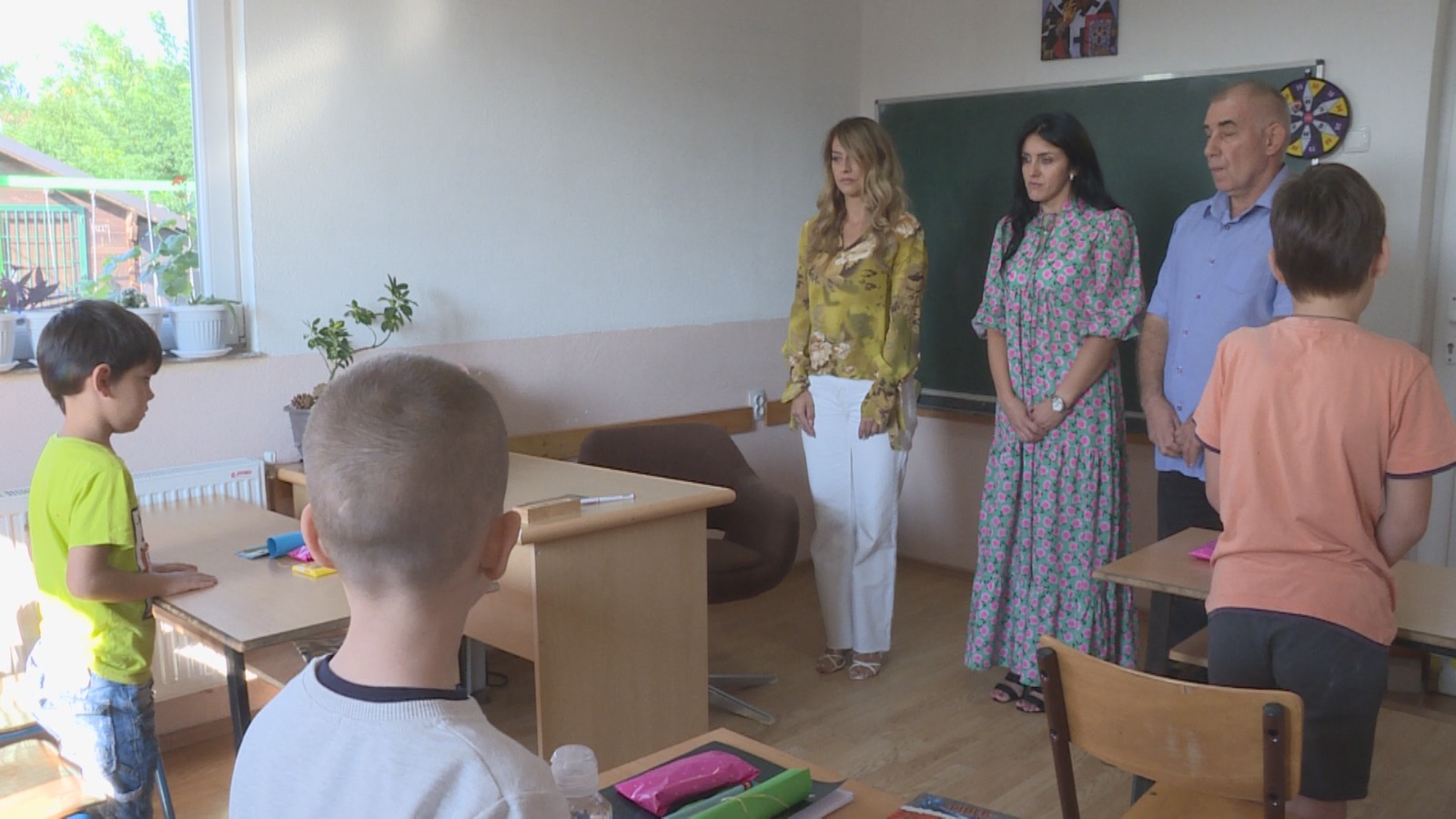 За сада нас нико не дира, ту смо да нашу децу научимо ћирилици: Уз звуке химне Србије почела нова школска година у српској енклави на Косову, учитељице и осам ђака а око њих све Албанци/ Фото: РИНА
