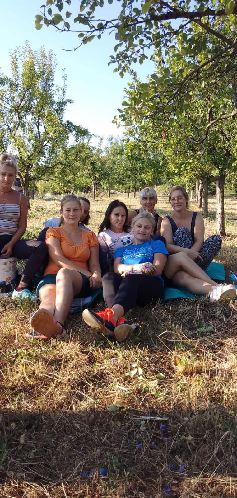 Цепају дрва, купе шљиве и кромпир, а све зарађене дневнице дају за лечење младе суграђанке Саре: Оглас храбрих Љижанки одушевио Србију, капа доле за овакав хуман потез