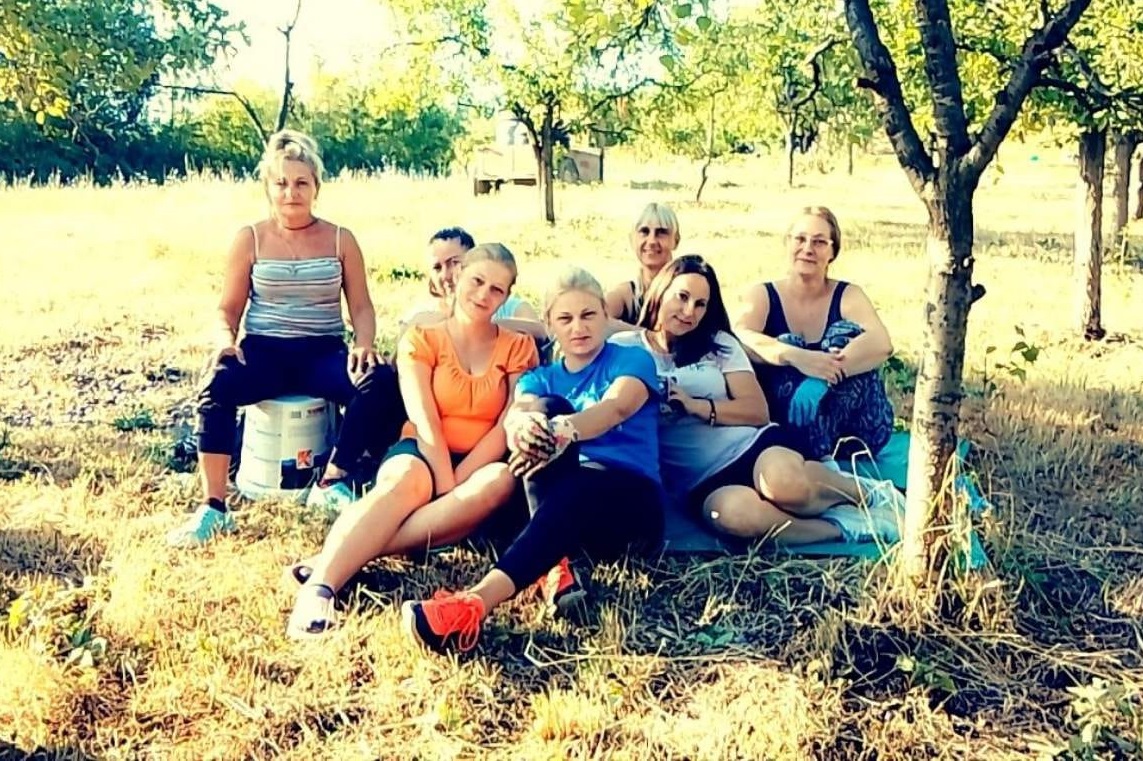 Цепају дрва, купе шљиве и кромпир, а све зарађене дневнице дају за лечење младе суграђанке Саре: Оглас храбрих Љижанки одушевио Србију, капа доле за овакав хуман потез/ Фото: Приватна архива