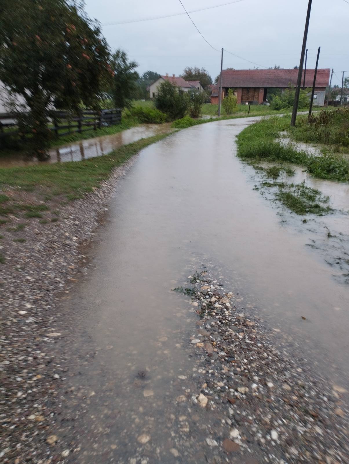 Ванредна ситуација проглашена у ивањичким селима, поново поплављено село Катрга код Чачка: Невреме немилосрдно туче кроз Западну Србију, излили се бујични потоци и направили катастрофу (ФОТО)(ВИДЕО)