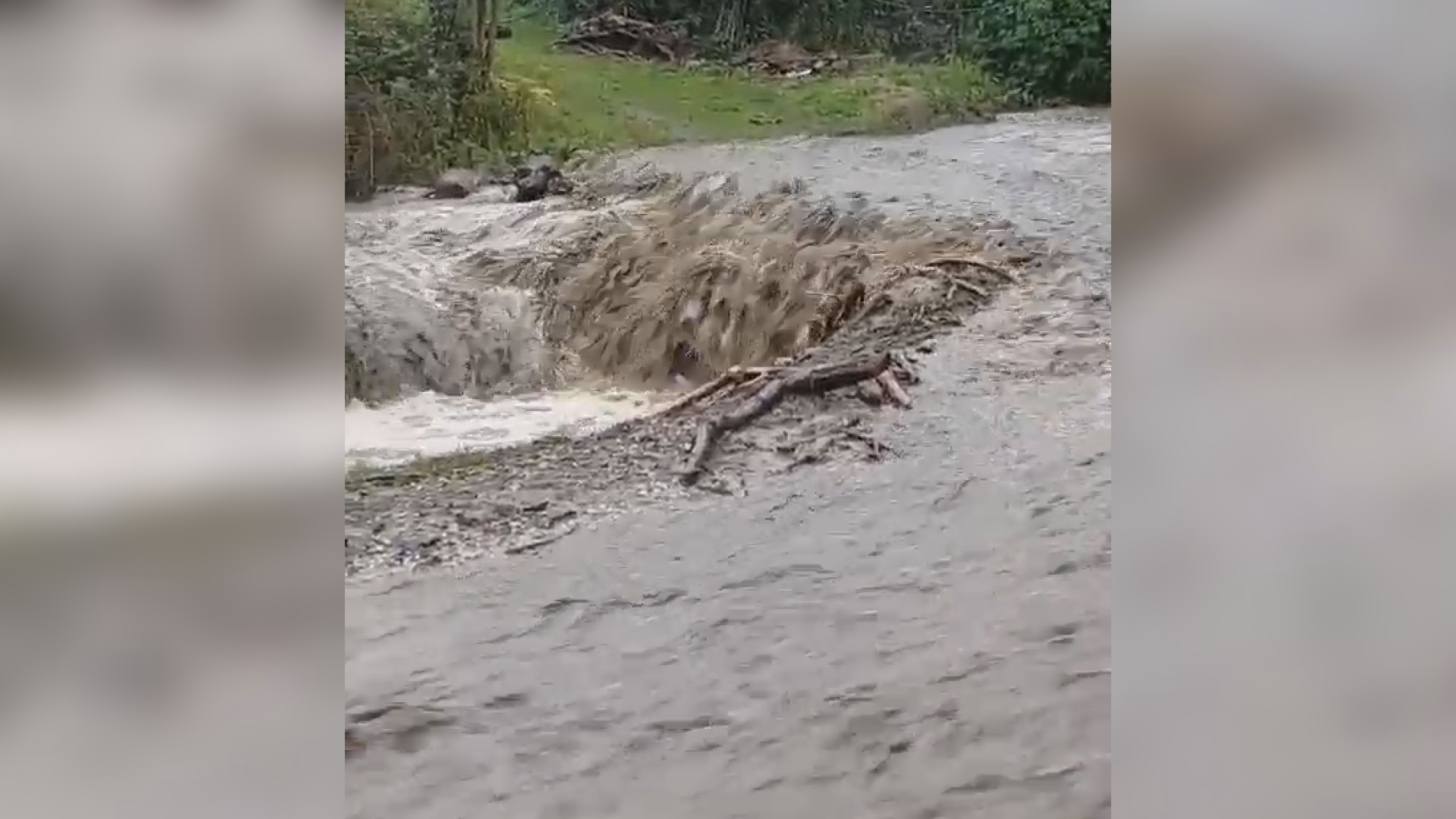 Нисмо ока склопили од страха, вода око куће била је пола метра а бујица кроз село носила чак и балване: Претешка ноћ иза мештана села Брусник, одсечене од света куће у којима живе непокретни људи и деца (ФОТО)(ВИДЕО)