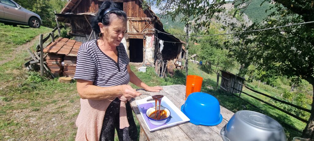 Домаћица проверава кад је сита готова, фото: РИНА