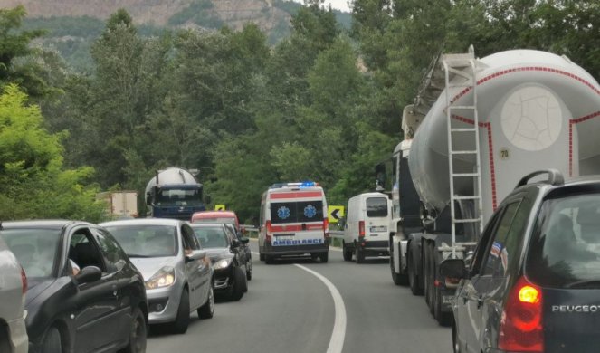 Ватрогасци секли возило, да извуку  повређеног путника: Тешка саобраћајна незгода на магистралном путу од Пожеге ка Ужицу, аутомобил потпуно смрскан