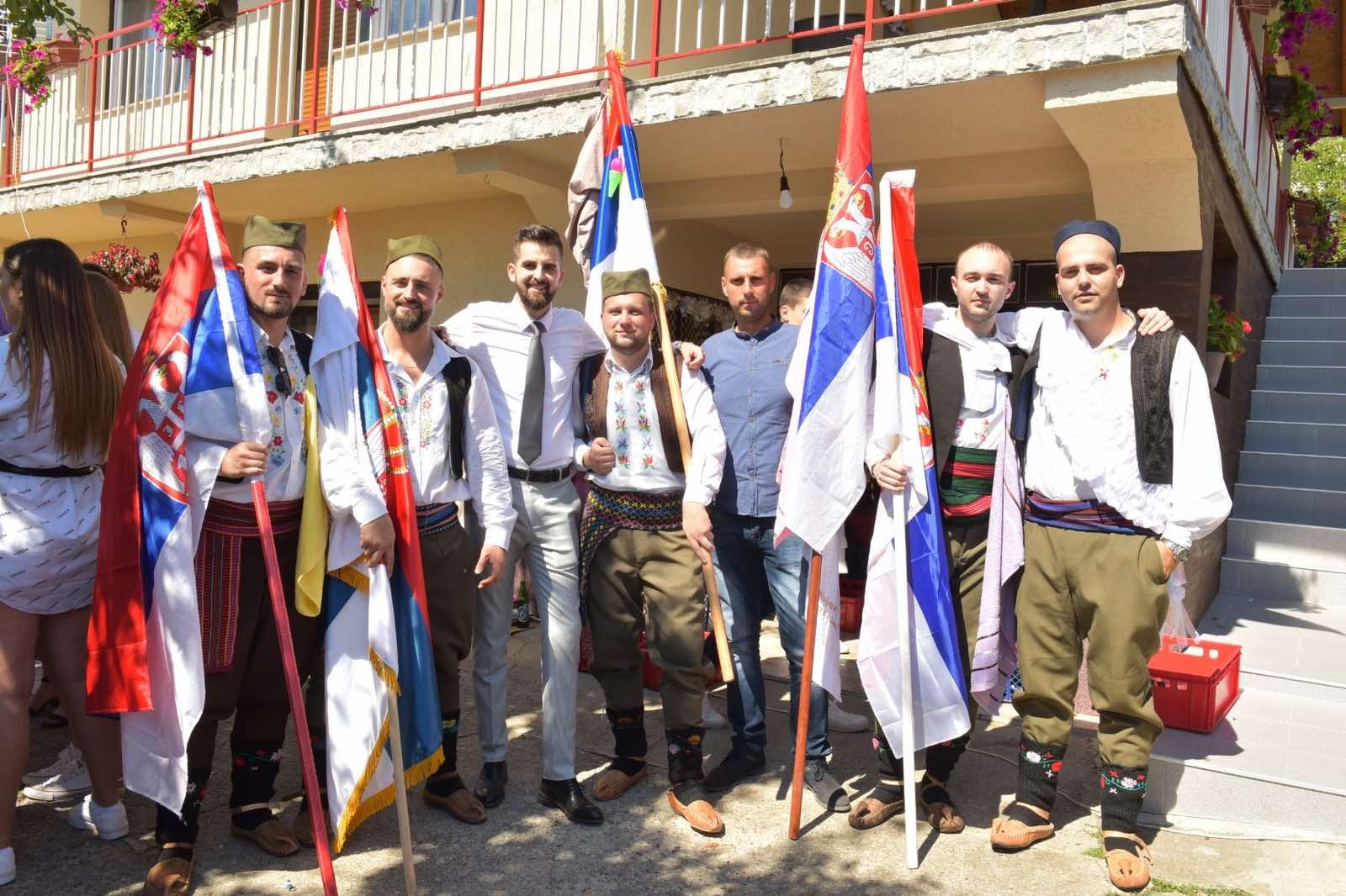 Не један, не два чак пет барјакара у народним ношњама дошло је по Јовану: Несвакидашња свадбена поворка стигла је од Чачка до Рудог,млада у сузама радосницама дочекала сватове(ФОТО)