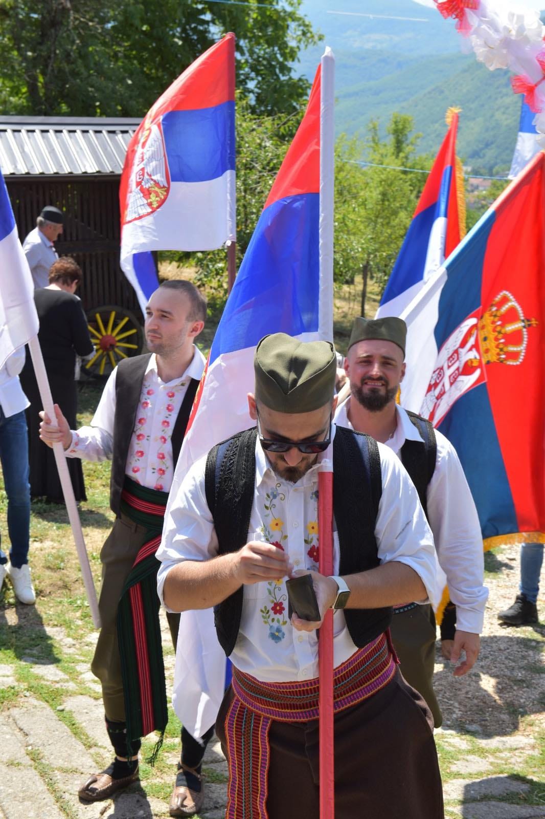 Несвакидашња свадбена поворка стигла је од Чачка до Рудог, млада у сузама радосницама дочекала сватове/ Фото: РИНА
