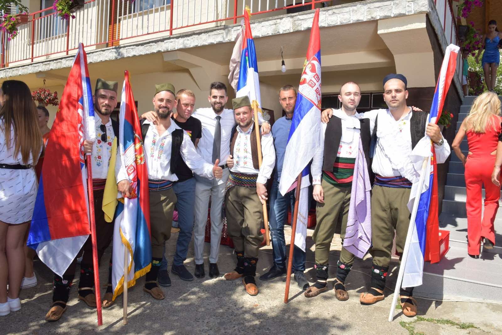 Несвакидашња свадбена поворка стигла је од Чачка до Рудог, млада у сузама радосницама дочекала сватове/ Фото: РИНА